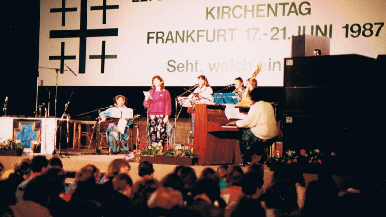 Frauenforum beim Kirchentag 1987 in Frankfurt Podium auf dem Kirchentag mit vielen Zuschauerinnen. Im Hinterrund sieht man die Bühne mit dem Kirchentagskreuz