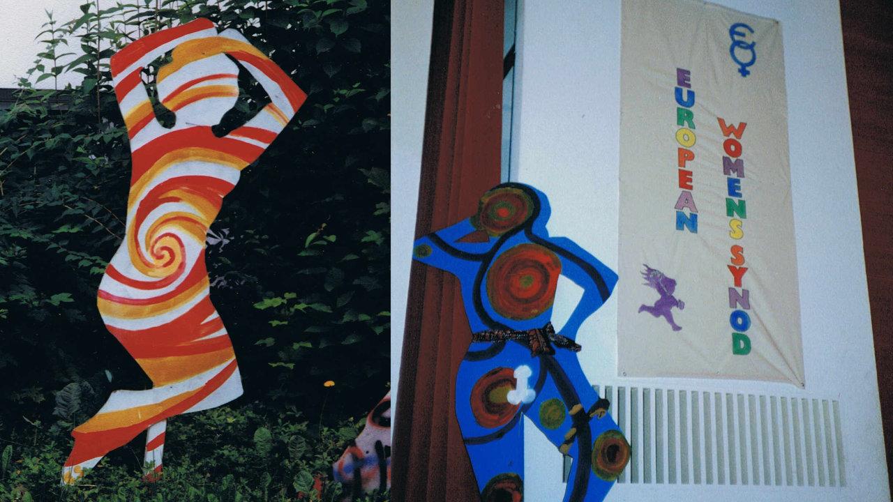 Maskottchen der Frauenbewegung zwei Maskottchen, Frauenumrisse einmal orange einmal blau als Figuren aufgestellt