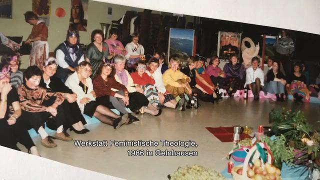 Werkstatt Feministische Theologie 1986 in Gelnhausen Frauen sitzen auf dem Boden sind zum Teil mit Masken verkleidet und im Vordergrund ist ein Tisch mit Getränken und Obst aufgestellt.