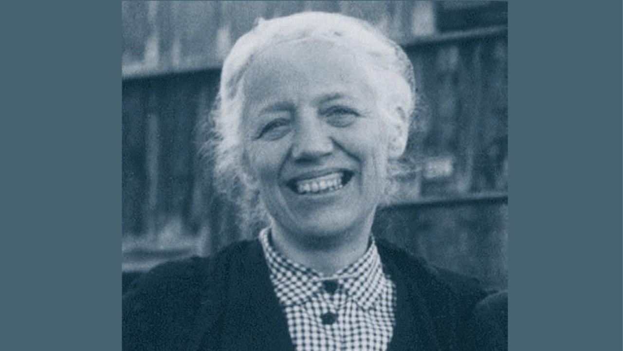 Porträt Else Niemöller 1946 Else Niemöller mit weißen Haaren einer karierierten Bluse und schwarzen Jacke lächelt 1946 in die Kamera