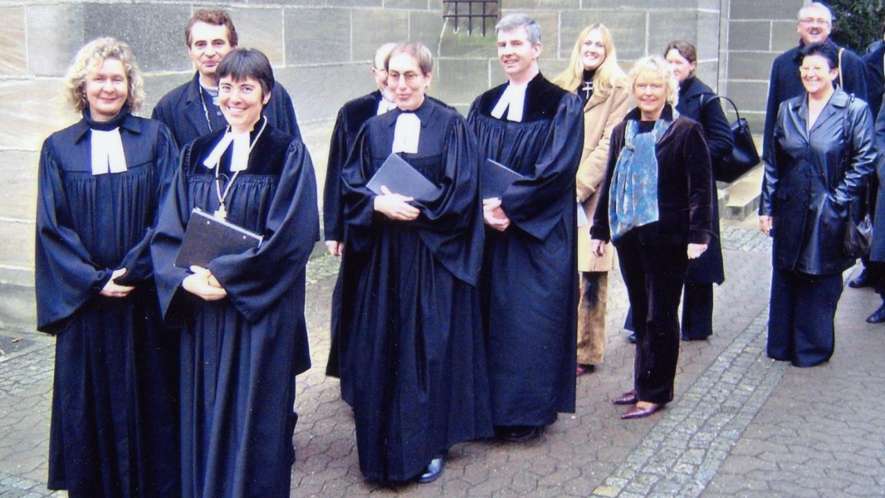 Renate Jost Einführung als Professorin Viele Frauen und Männer im schwarzen Talar und mit weißem Beffgen sind auf dem Weg in die Kirche