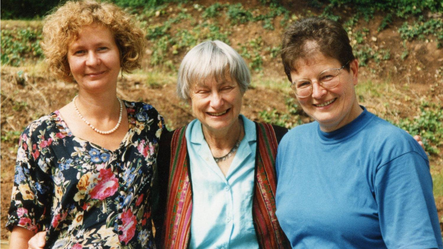 Dr. Renate Jost, Prof. Dr. Dorothee Sölle, Dr. Herta Leistner (v.l.) Die drei Frauen: Dr. Renate Jost, Prof. Dr. Dorothee Sölle und Dr. Herta Leistner stehen eng nebeneinander und lächeln in die Kamera