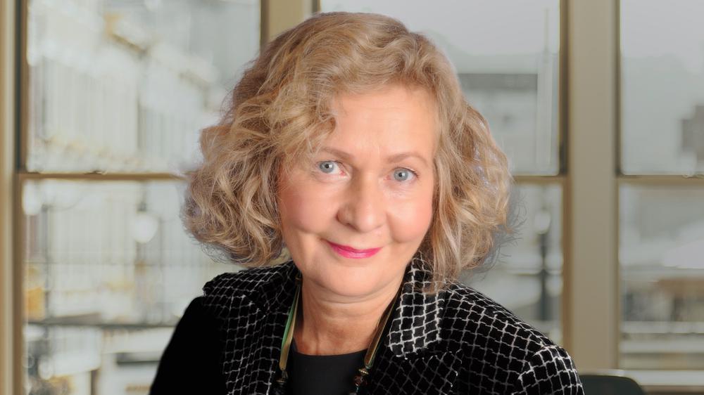 Renate Jost Renate Jost mit lockigem halblangen blonden Haar lächelt in die Kamera