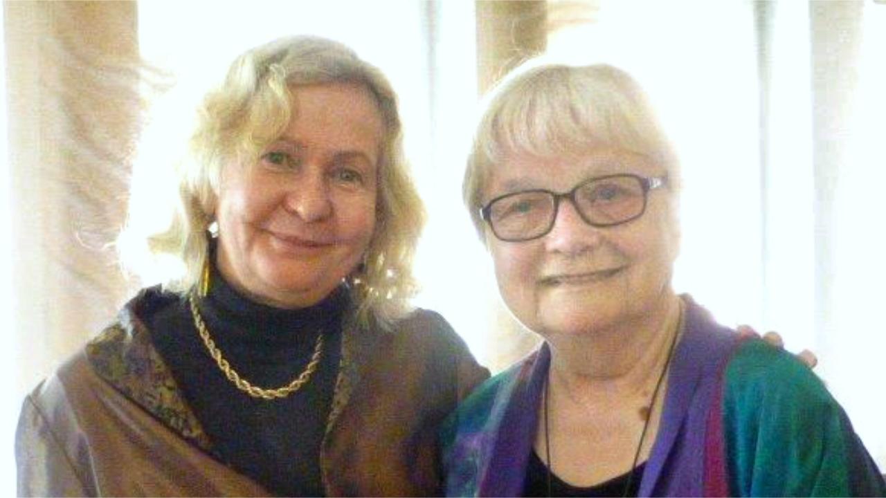 Prof. Dr. Renate Jost und die katholische Pionierin Feministischer Theologie Prof. Dr. Elisabeth Schüssler Fiorenza. Renate Jost und Elisabeth Schüssler Fiorenza stehen nebeneinander und lächeln in die Kamera.