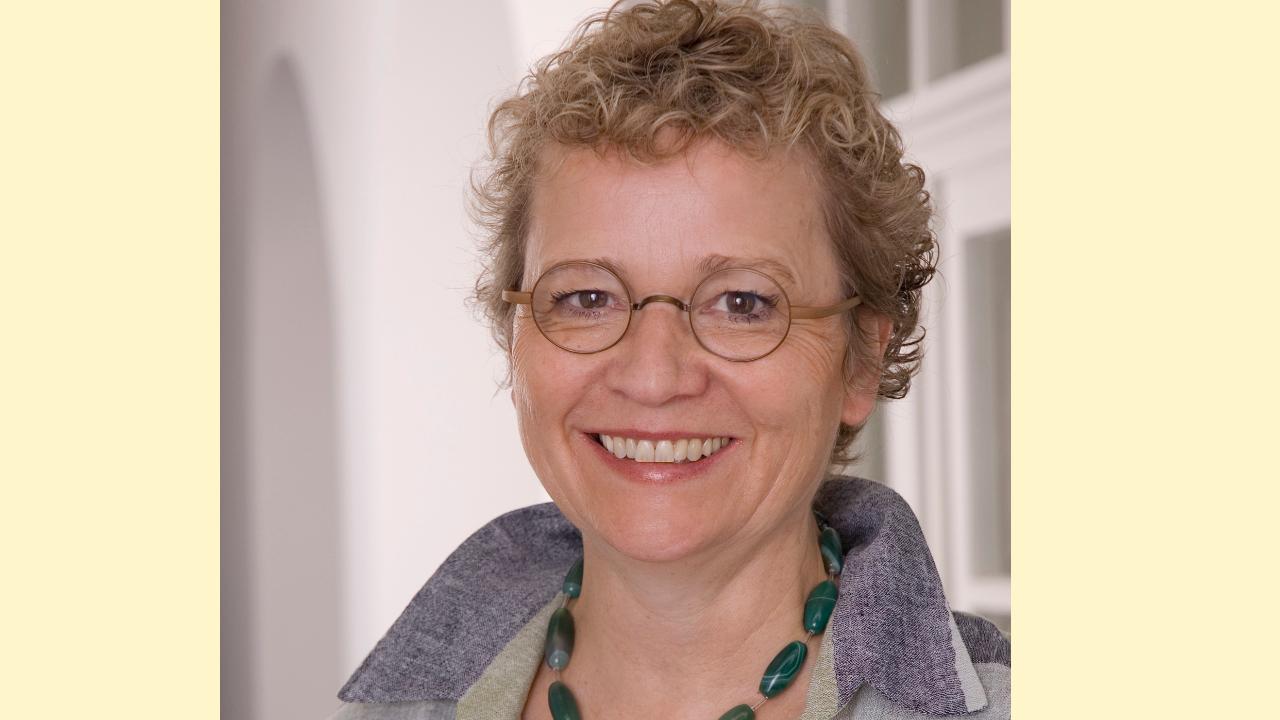 Sigrid Bernhardt-Müller Leiterin der Kirchenverwaltung der EKHN Sigrid Bernhardt-Müller lächelt ins Bild, von ihr sind nur der Kopf zu sehen, sie hat lockige Haare und trägt eine Brille