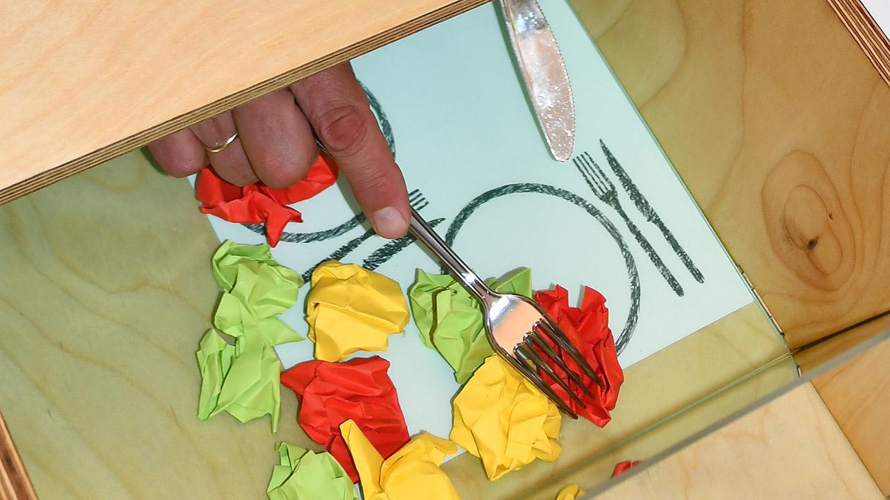 Demenz-Simulator Zerknülltes Papier auf Gabel