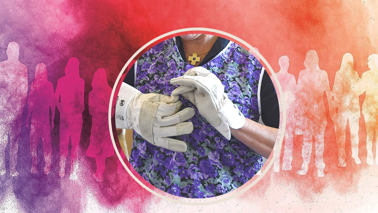 Hände in Arbeitshandschuhen schließen Kittelschürze