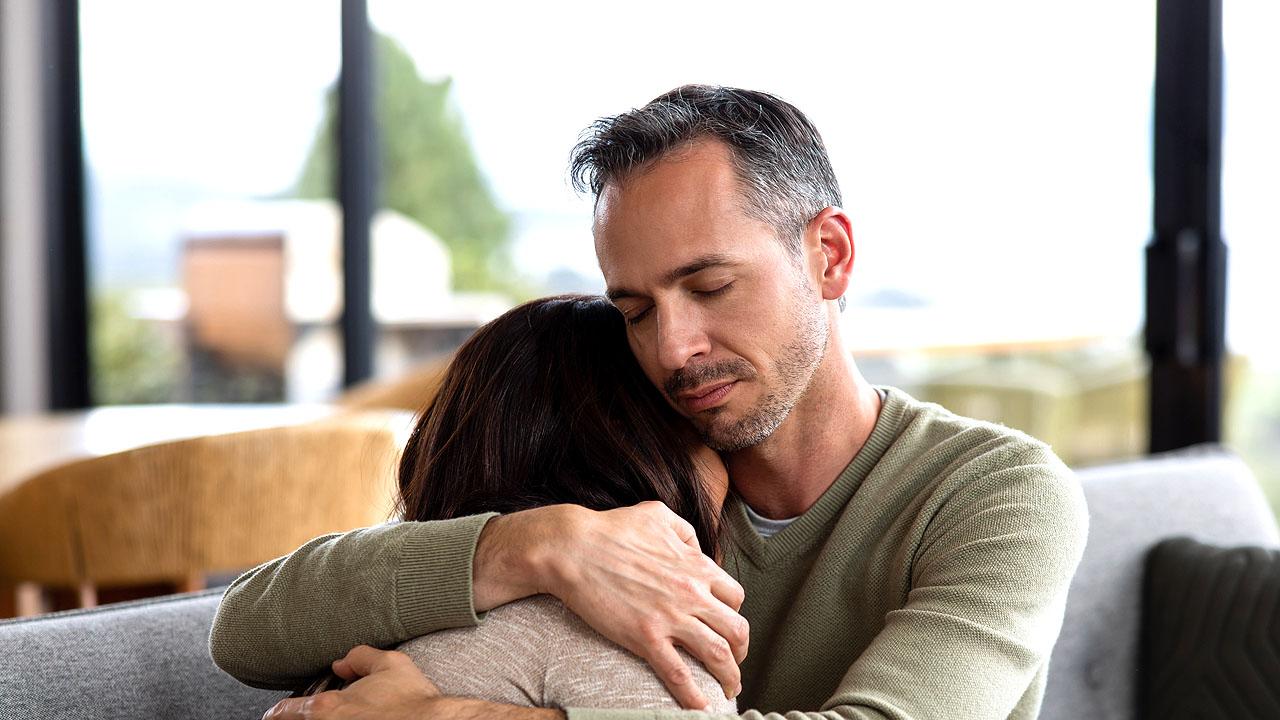 Eine Frau und ein Mann umarmen sich