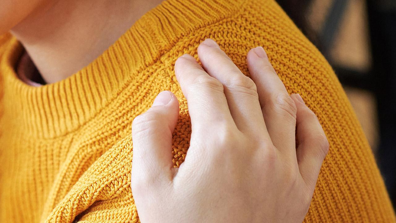 Hand auf einer Schulter