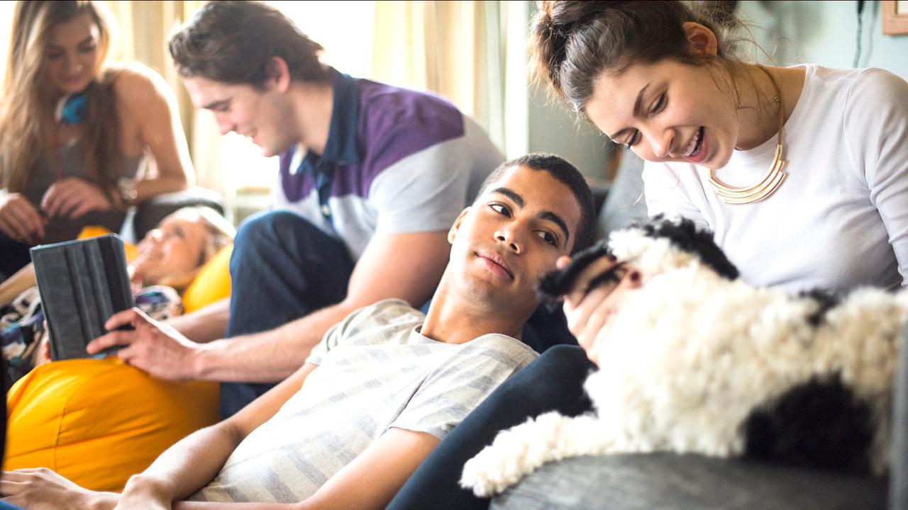 Freunde mit einem Hund auf der Couch