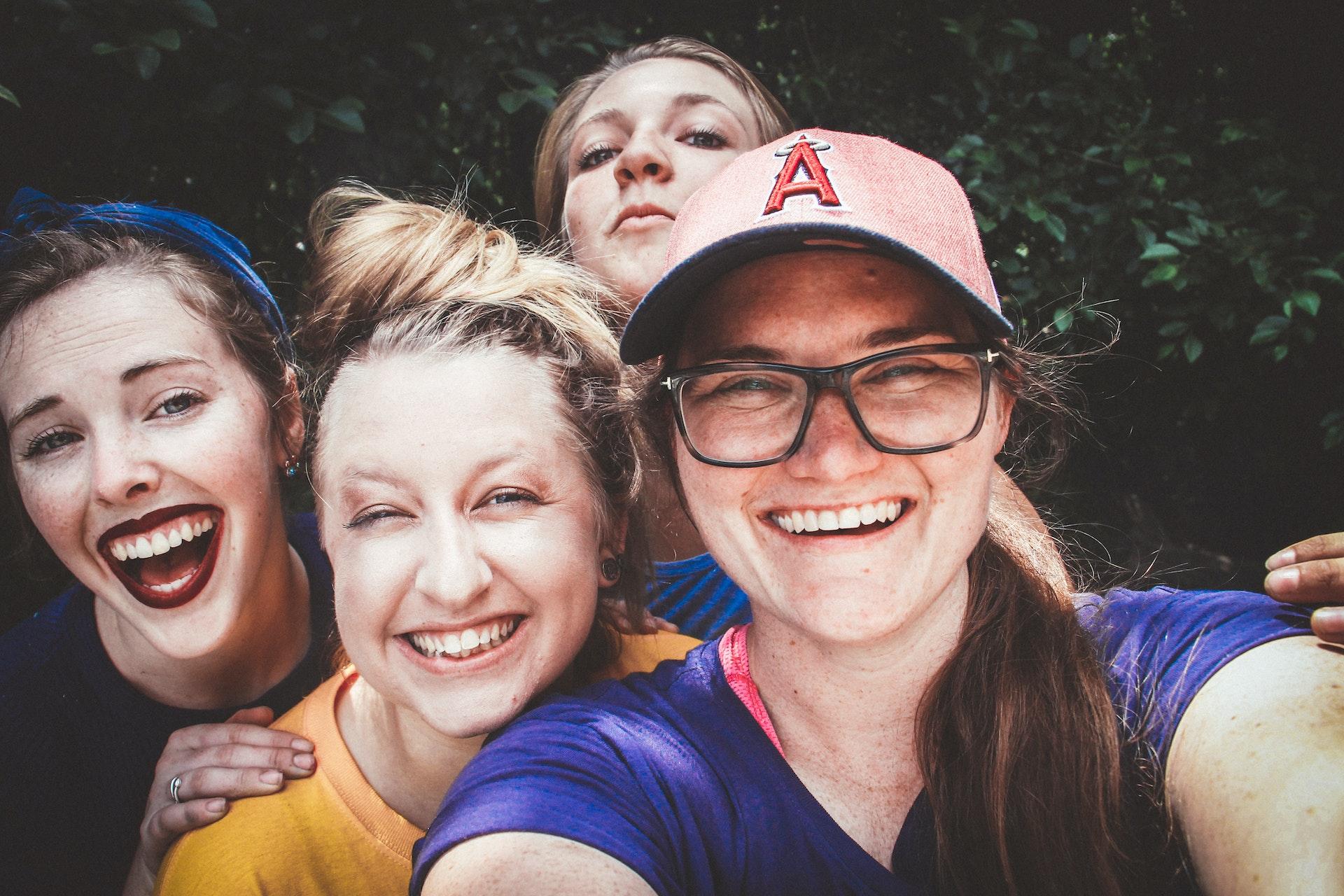 Vier junge Frauen lachen in die Kamera