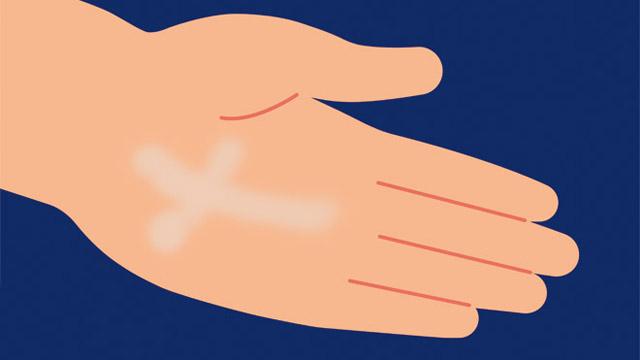 Kreuz auf die Hand zeichnen Kreuz auf die Hand zeichnen