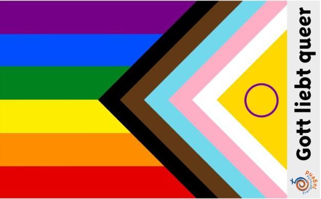 Die LGBT*IQ Fahne hat viel bunte Farben und den Text: Gott liebt queer.