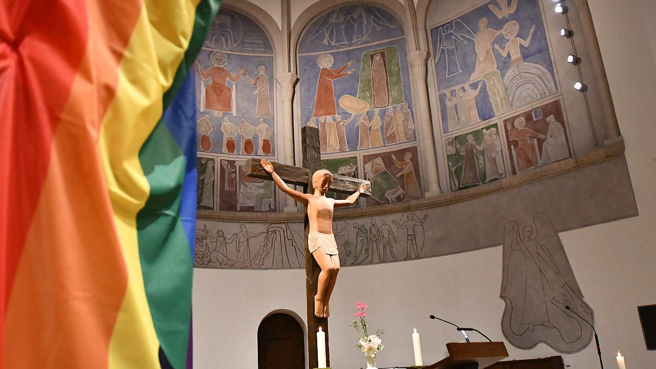 Regenbogenflagge vor Altarraum