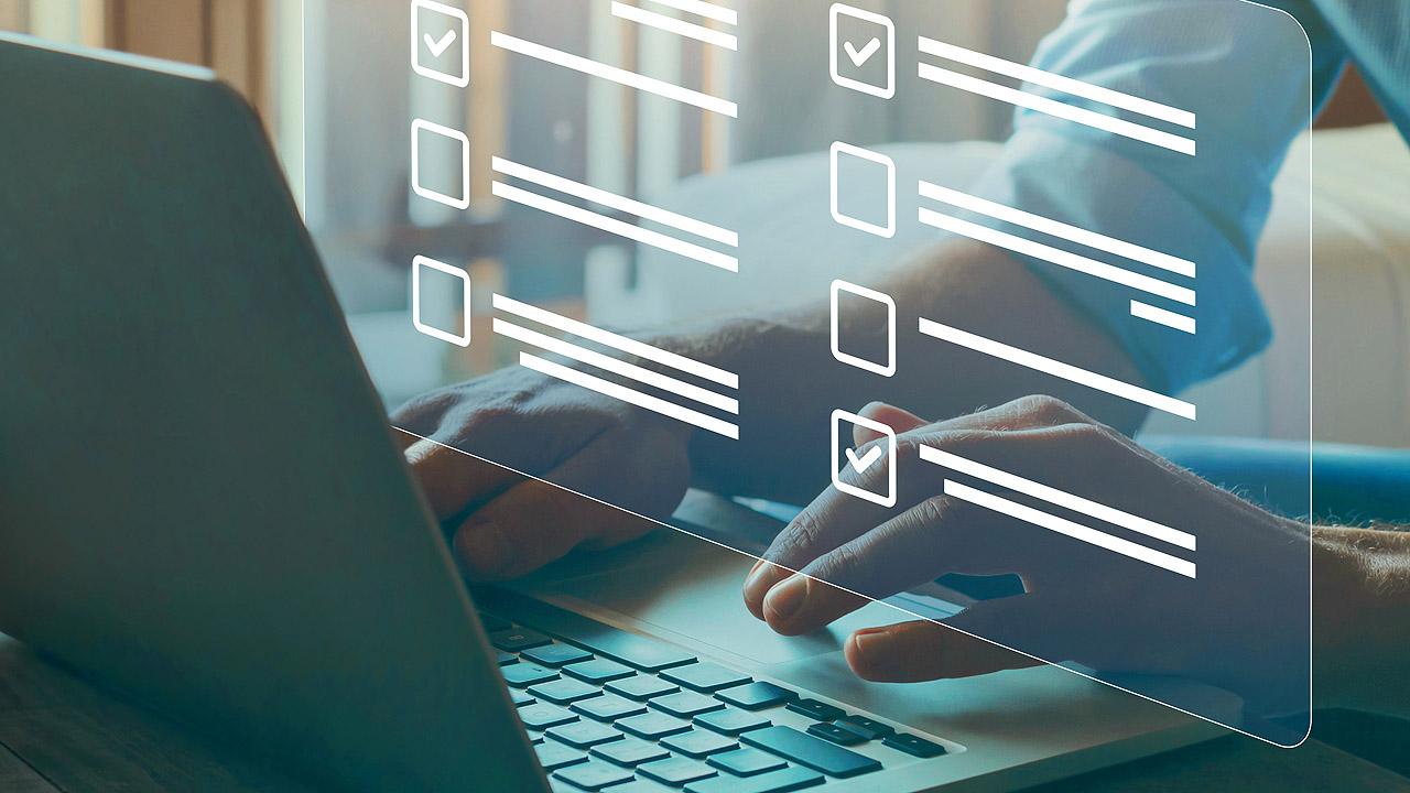 Mann tippt in seinen Laptop