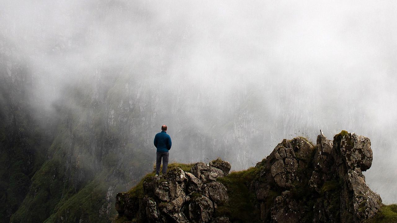 Wanderer im Nebel in den Bergen