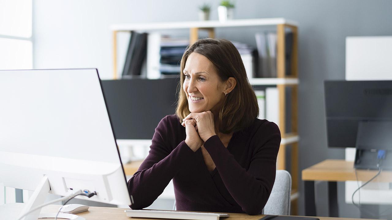Frau an einem Computer