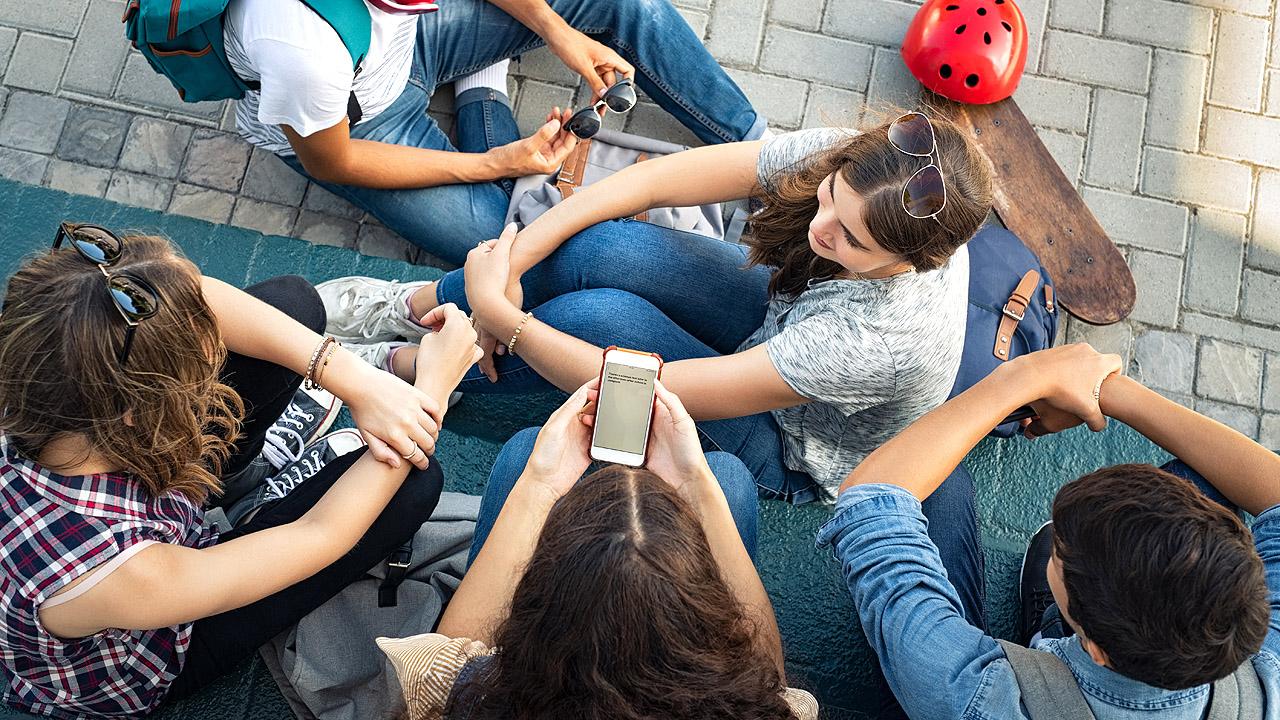 Jugendliche mit einem Smartphone