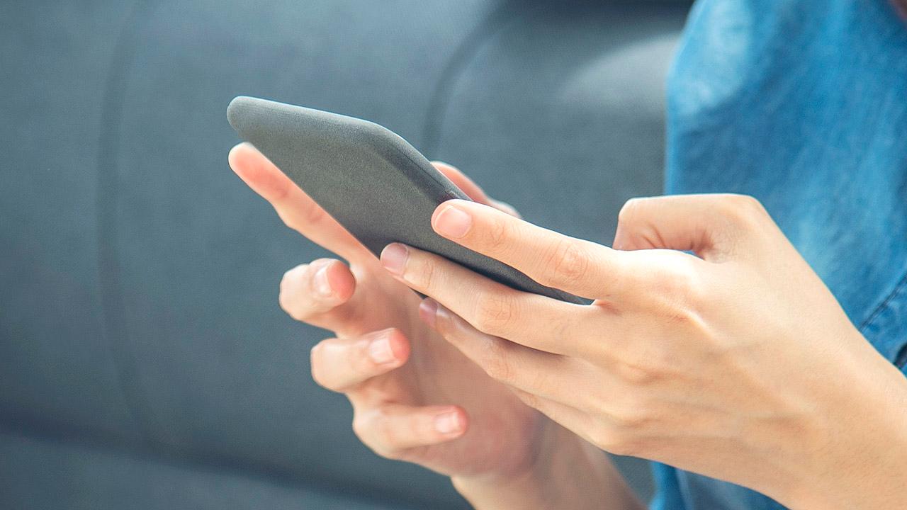 Telefonieren im Notfall Smartphone, in das einen Telefonnummer eingetippt wird