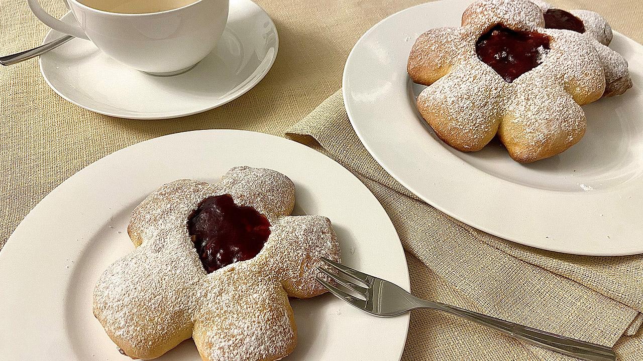 Reformationsbrötchen Hefeblume mit rotem Herz aus Marmelade in der Mitte