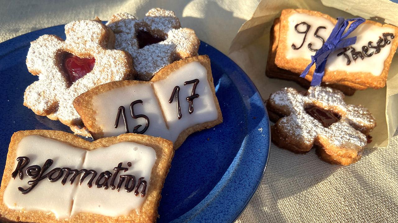 Lutherkekse Kekse in Form der Lutherrose - wie Spitzbuben mit Marmelade in der Mitte - und Kekse in Buchform mit Jahreszahl der Reformation