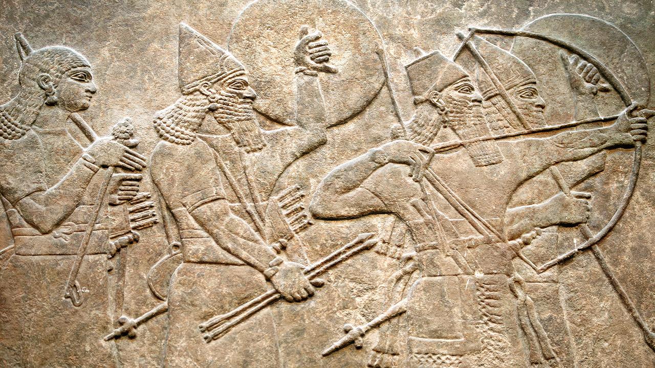 Pfeil und Bogen Steinrelief mit Soldaten und Pfeil und Bogen