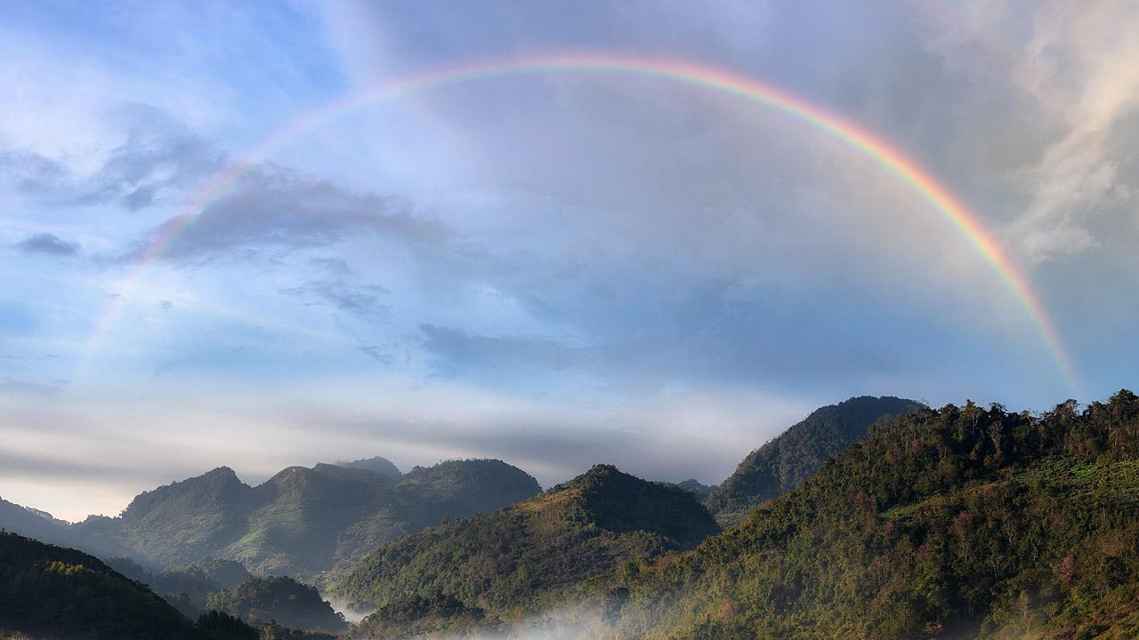 Regenbogen Regenbogen über Bergen