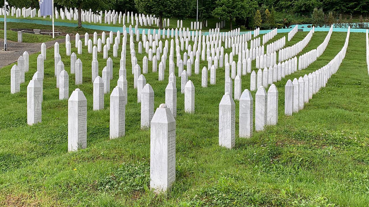 Gräberfeld in Srebrenica Weiße Steinpfosten als Grabsteine auf einem Rasenstück