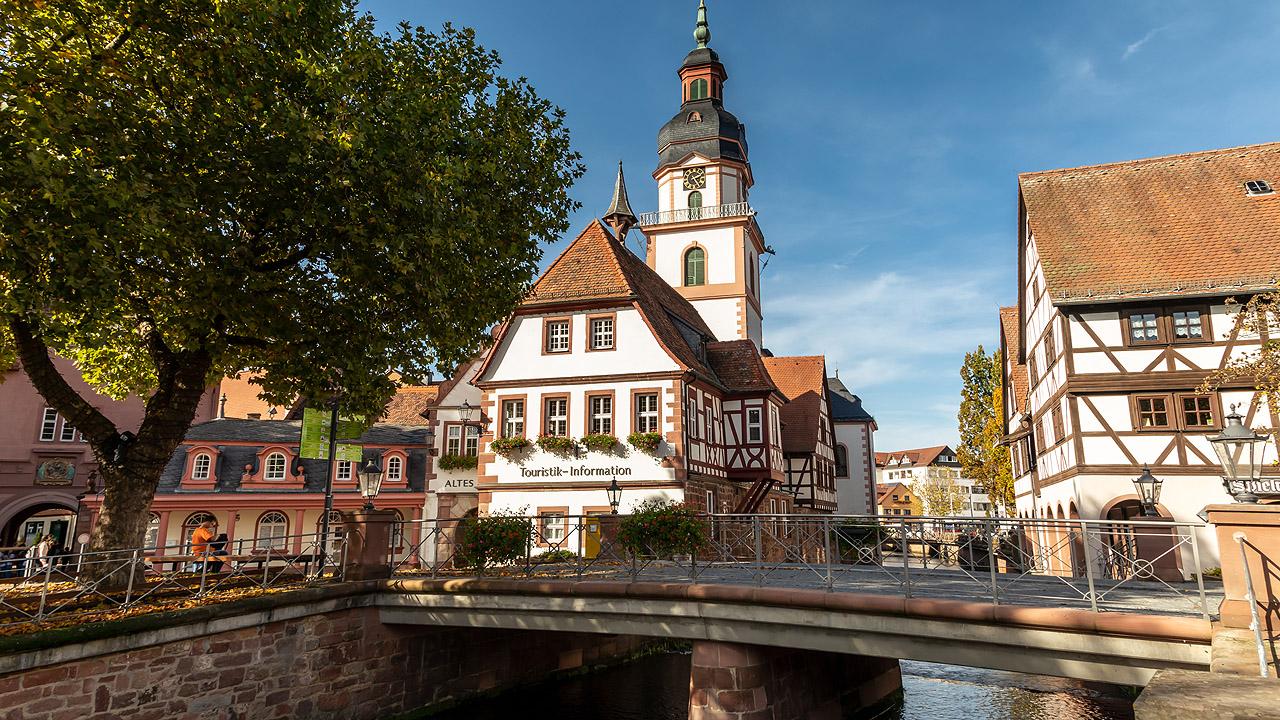 Erbach Brücke führt über ein Flüsschen, links und rechts davon Fachwerkhäuser