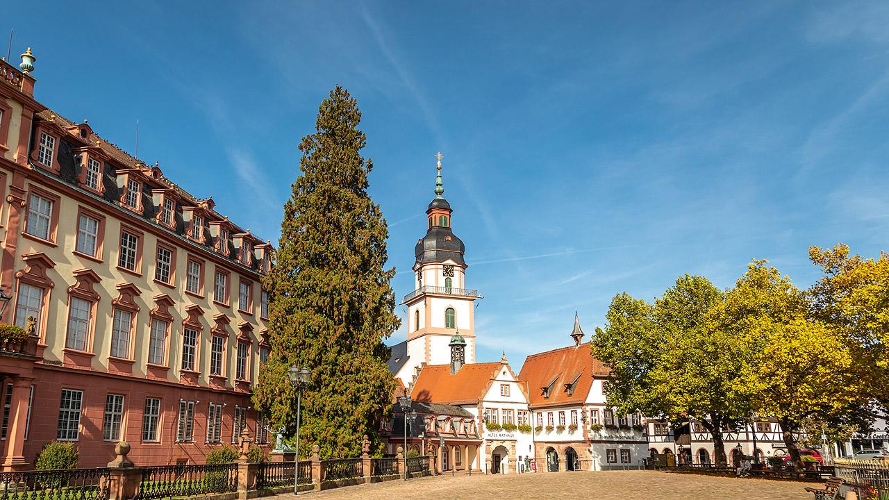 Schloss, Kirche und Fachwerkhäuschen