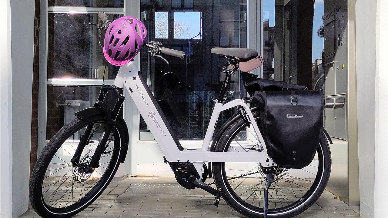 Ein E-Bike mit EKHN-Logo