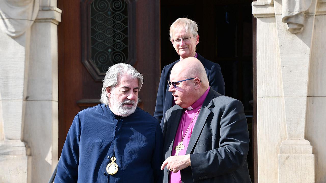 Europäische Kirchen - Vertreter Zwei Geistliche im Gespräch