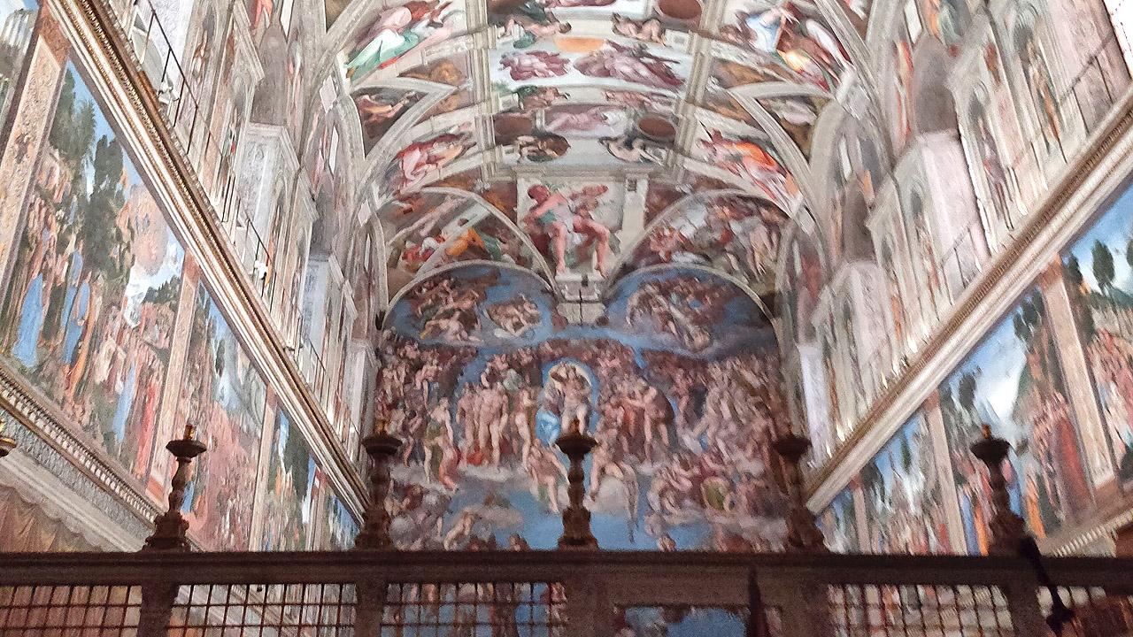 Sixtinische Kapelle  Raum mit prächtigen Gemälden