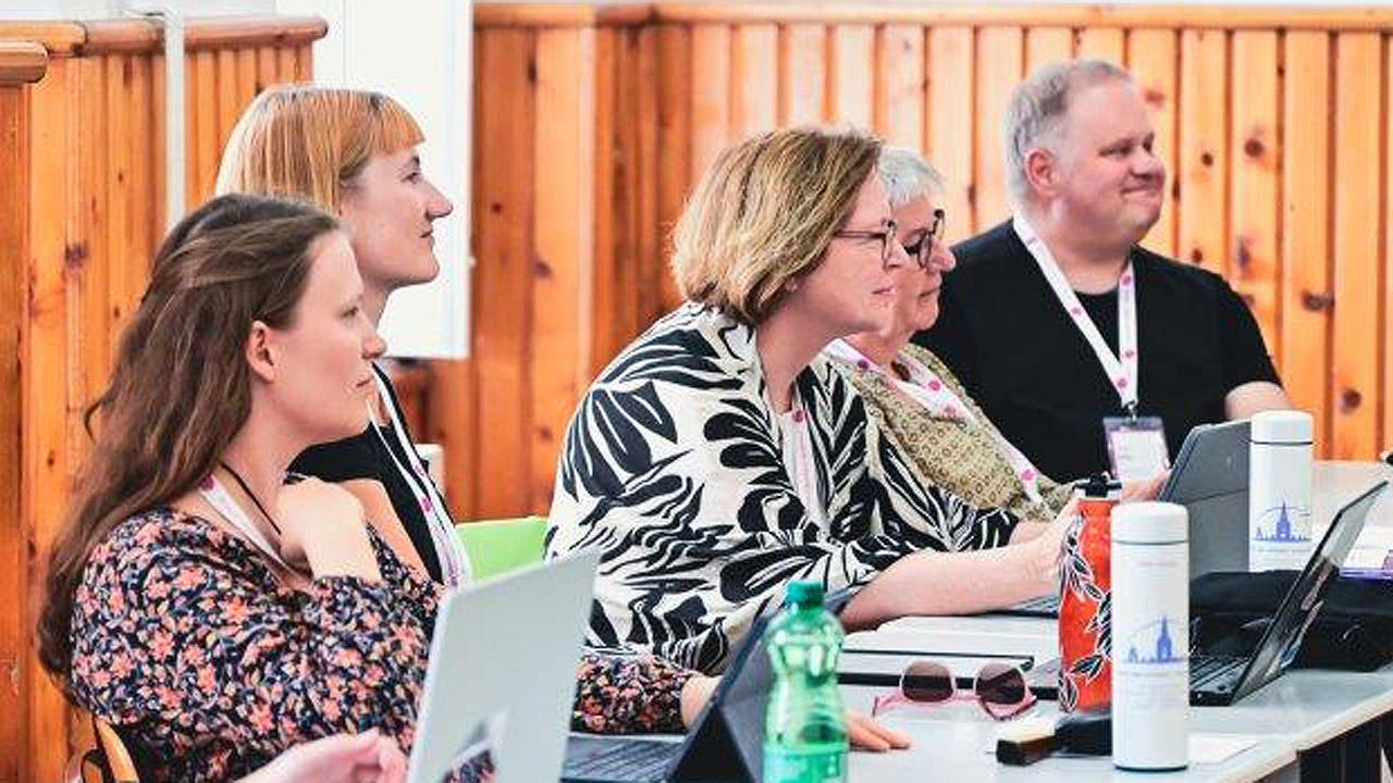 GEKE Konferenzraum - Ausschnitt mit fünf Teilnehmenden