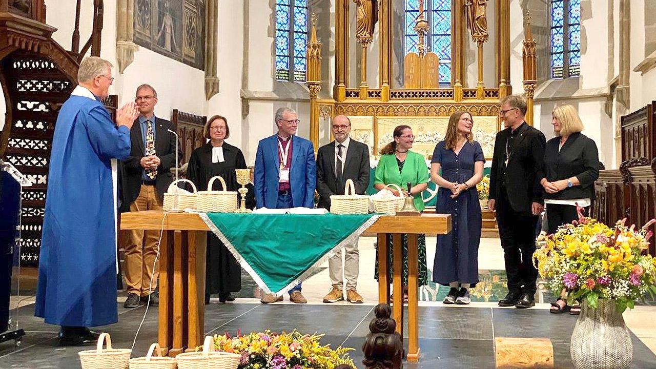 GEKE Gruppenbild hinter einem Altar