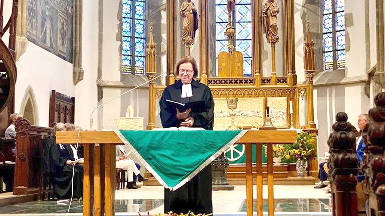Ulrike Scherf Ulrike Scherf am Altar