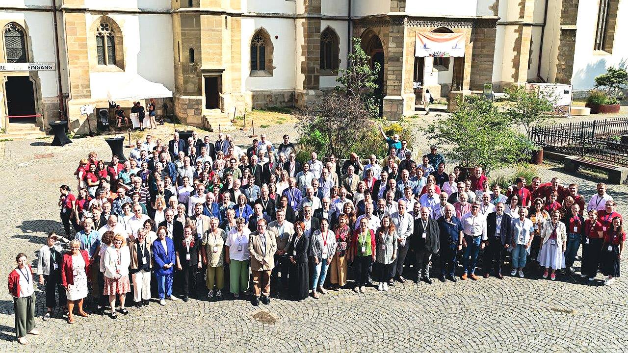 GEKE Gruppenbild von oben mit sehr vielen Menschen