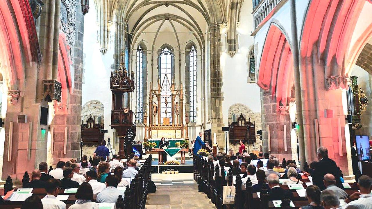 GEKE Viele Menschen in einer großen Kirche