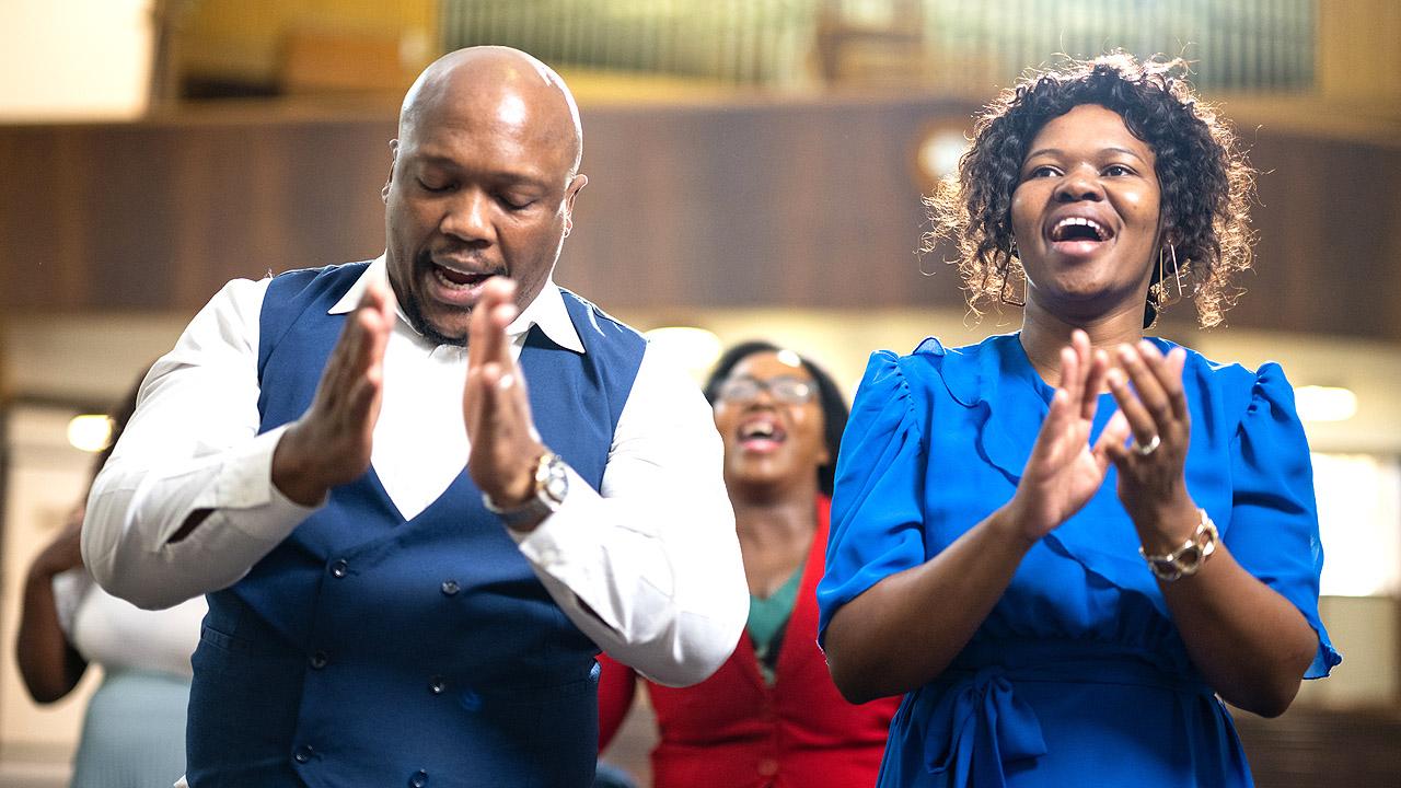 Gottesdienst in Südafrika Farbige Gottesdienstbesucher klatschen in die Hände