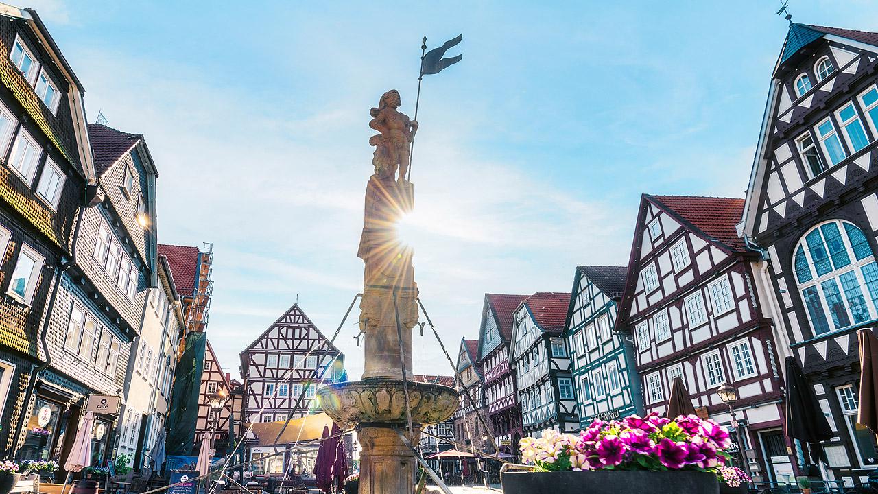 Marktplatz von Fritzlar mit Fachwerkhäusern