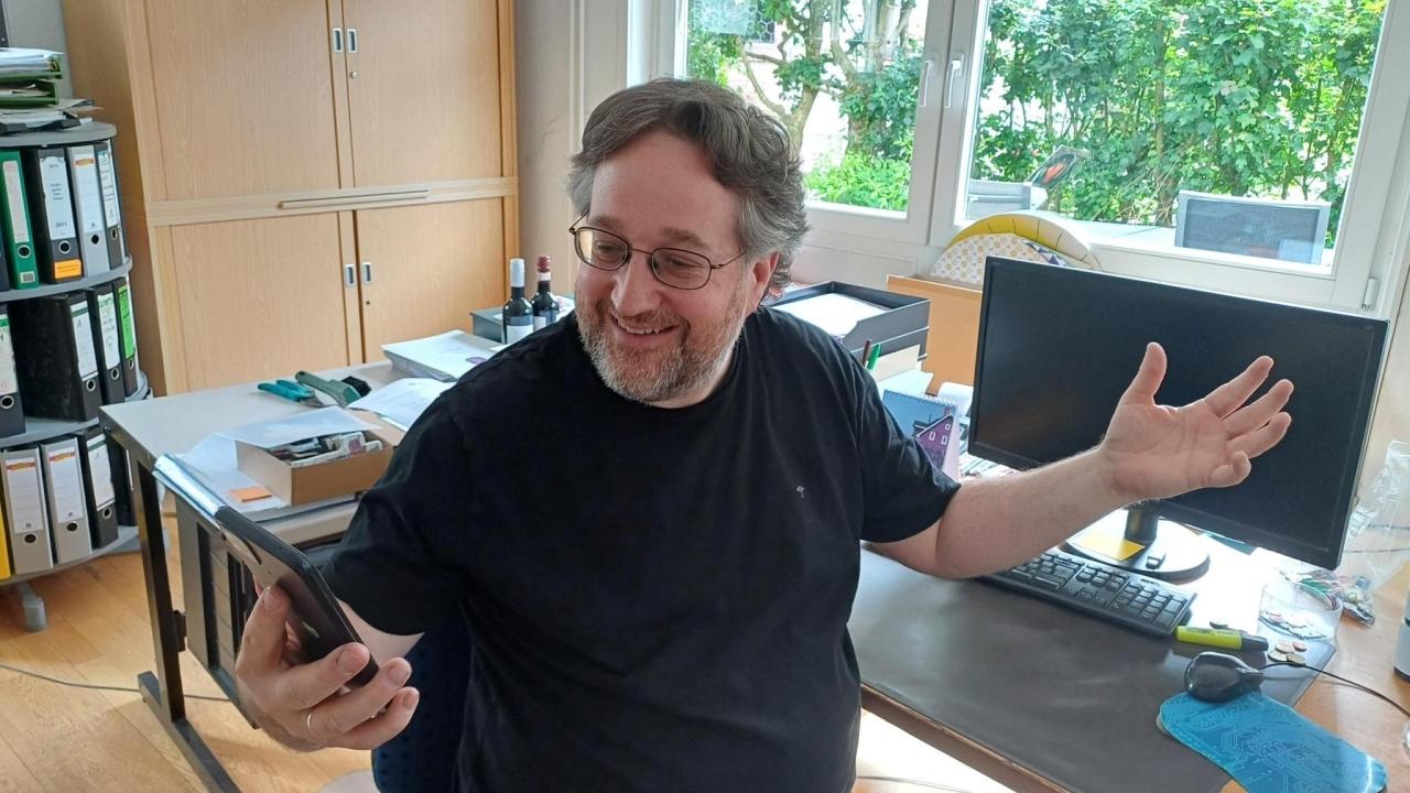 Pfarrer Markus Witznick Portrait: Witznick im Büro