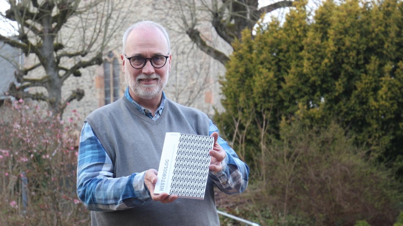 Portraitfoto: Pfarrer Braun präsentiert sein Buch