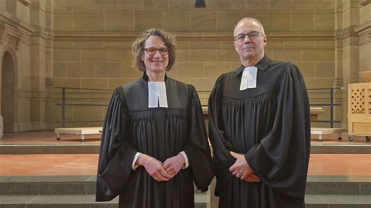 Tietz und Fechtner in Talaren in der Kirche.