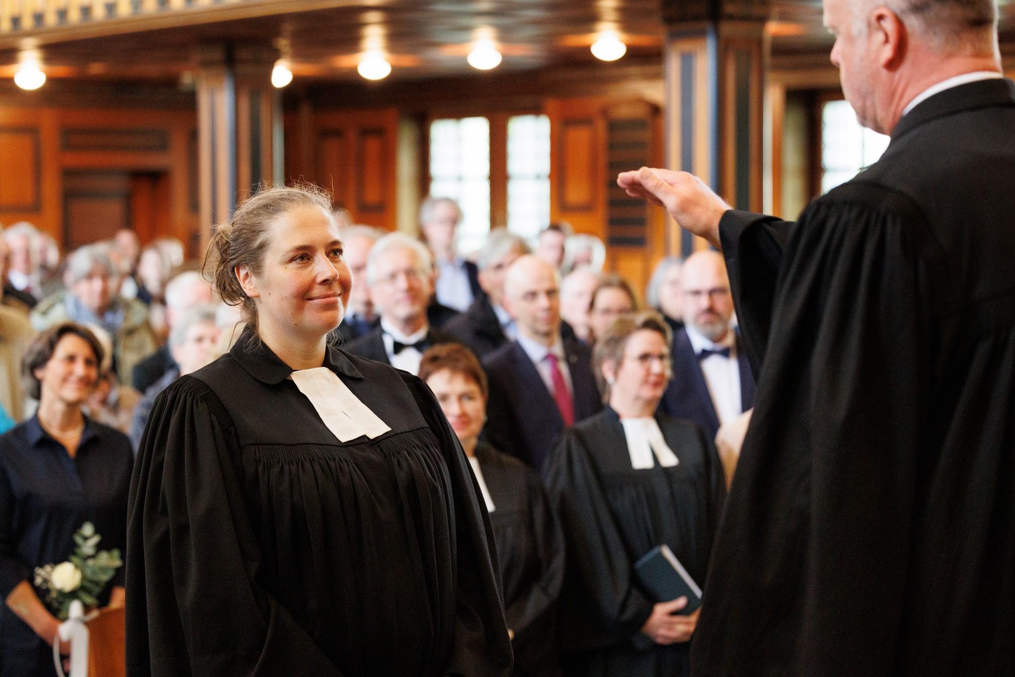 Propst Oliver Albrecht segnet Dekanin Juliane Schüz