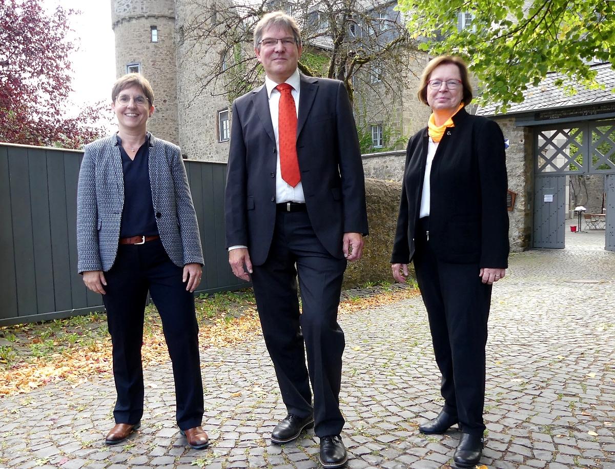 Mueller Plagentz Scherf Gruppenfoto vor dem Tor zum Herborner Schloss