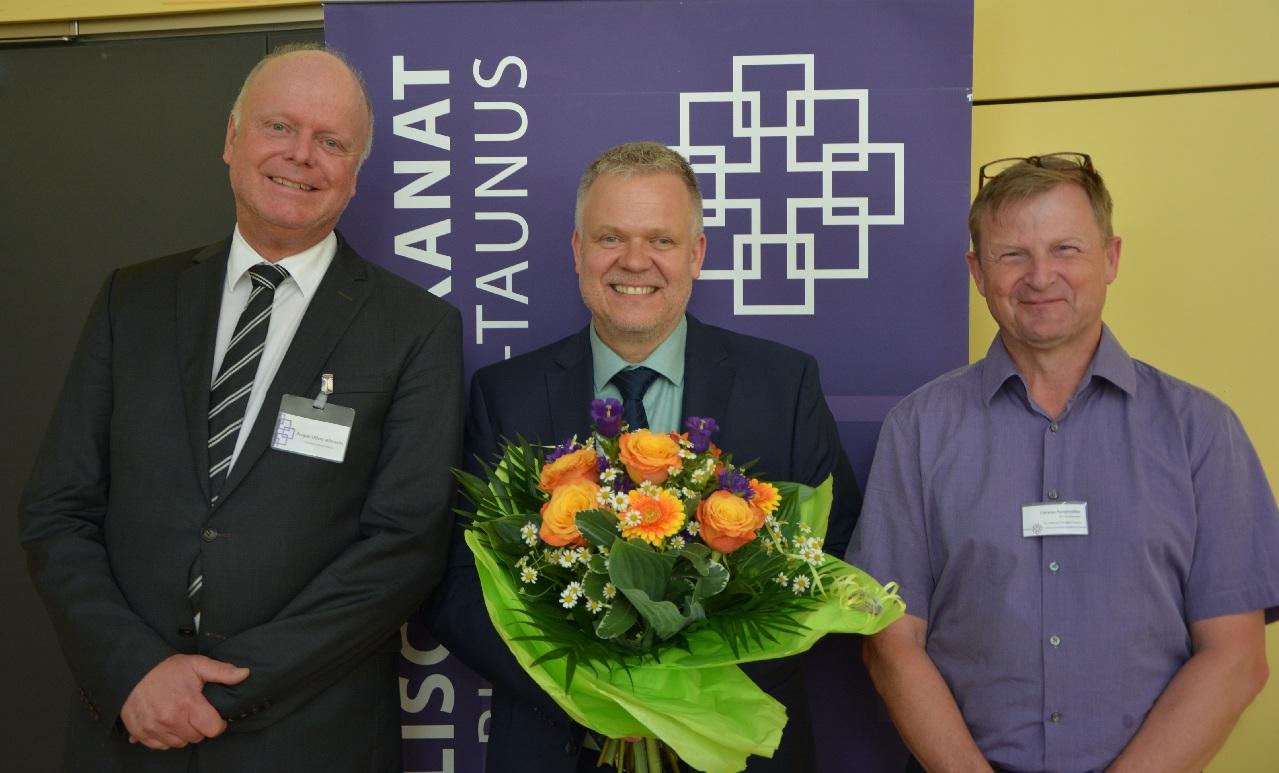 Norbert Feick Gratulation 2025 Gruppenfoto, Feick mit Blumenstrauß in Händen