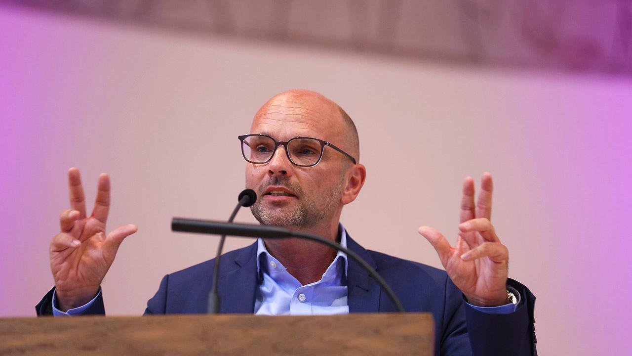 Lars Esterhaus  Lars Esterhaus am Mikrofon