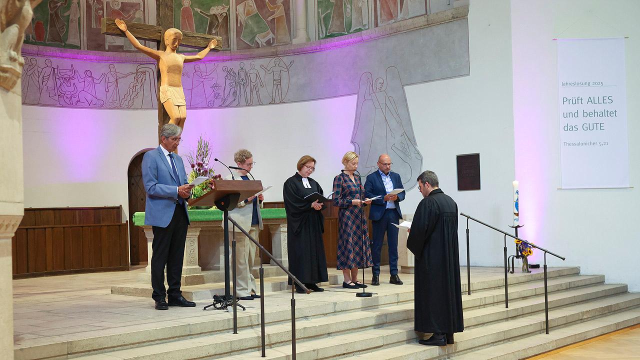 André Witte-Karp Mehrere Menschen im Altarraum, André Witte-Karp davor im Talar