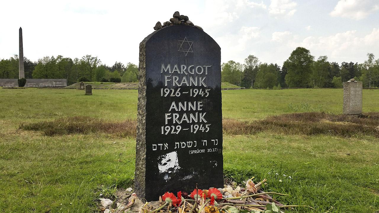 Anne Frank Grabstein mit der Aufschrift Margot Frank und Anne Frank