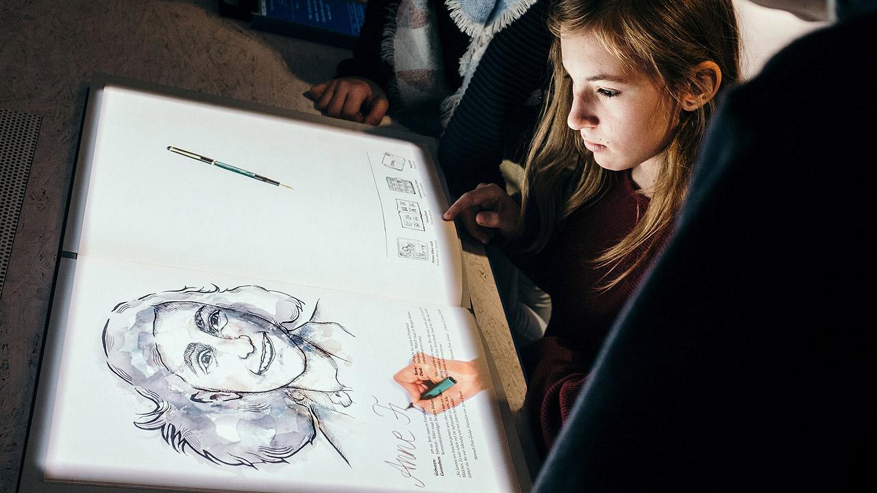 Anne Frank   Anne Frank  - Portrait auf einer leuchtenden Tafel